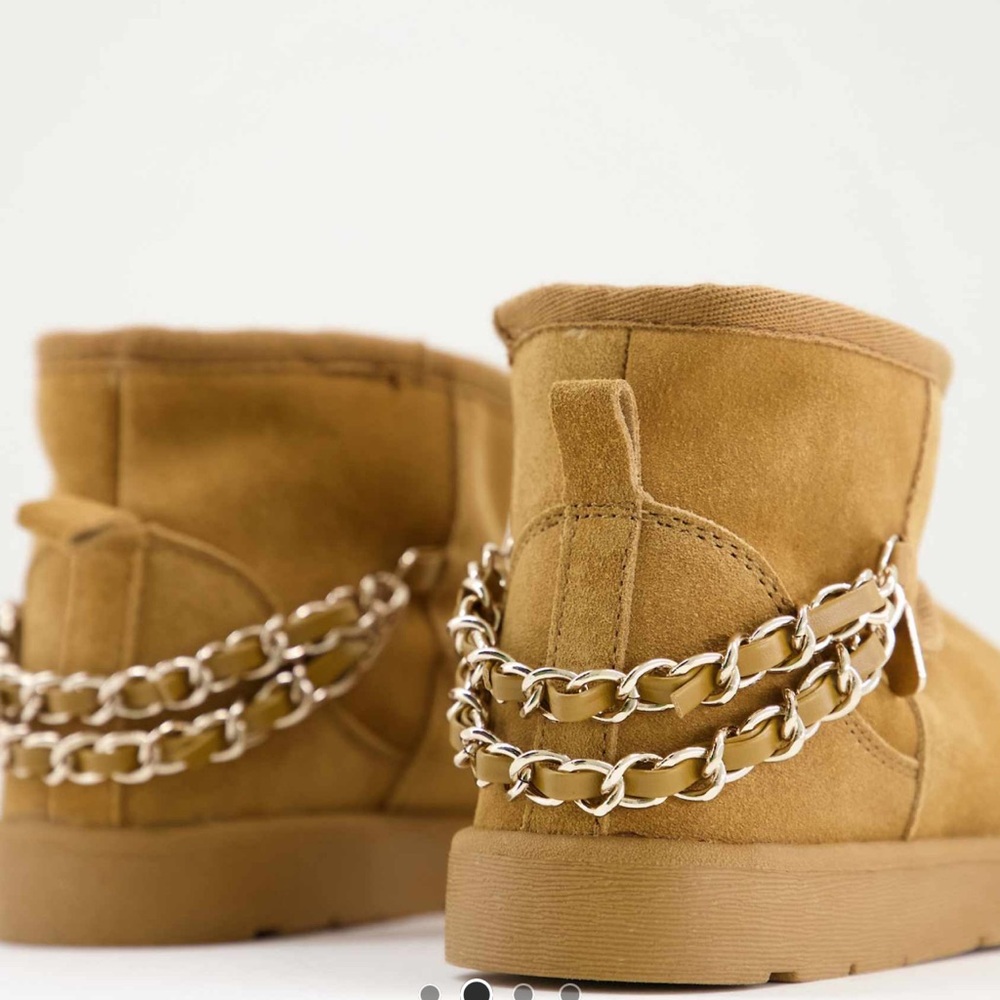 River island fur lined suede boots with chain detail in beige